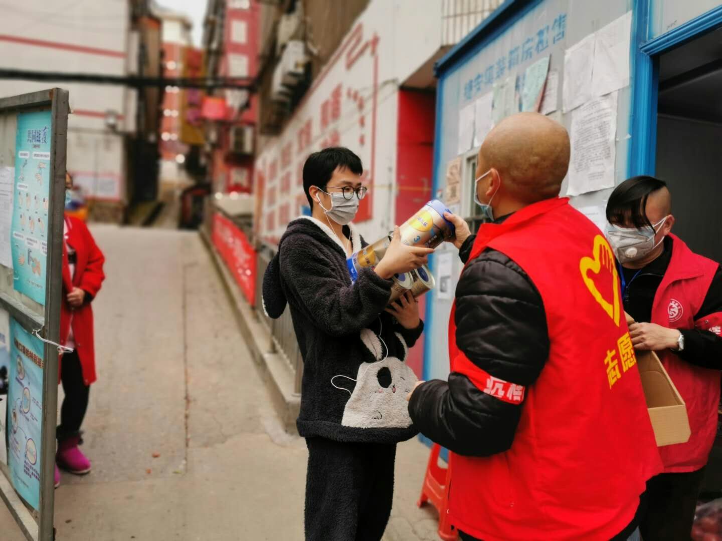 湖北-荊門公交集團-寧飛（社區(qū)義工服務(wù)，幫居民買奶粉）.jpg