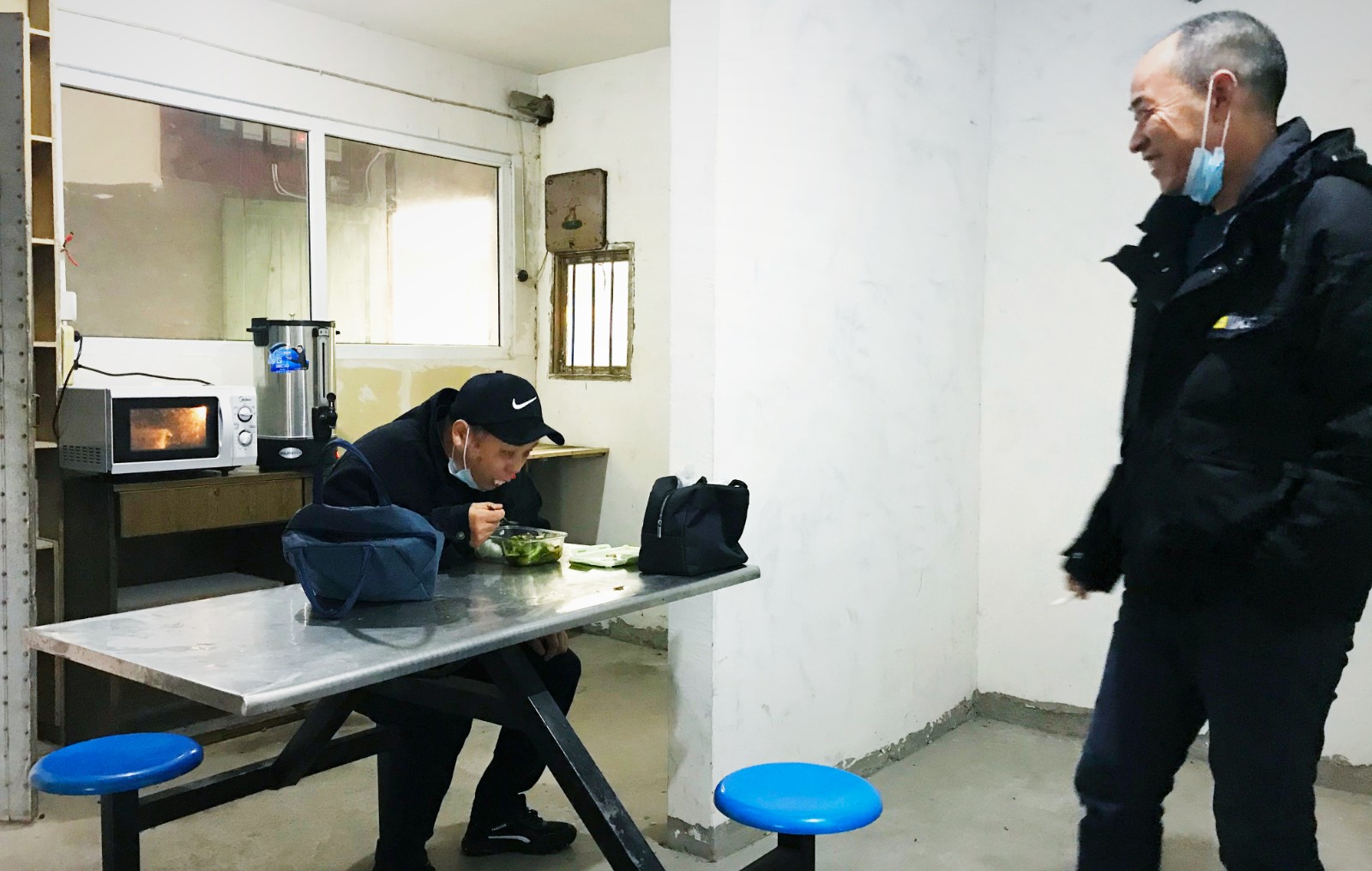 10月份，公司新租建駕駛員休息室之一，駕駛員在休息室內(nèi)愉悅休息與交談.jpg